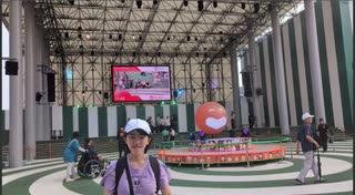 【家族旅行】大阪・関西万博：よしもとwaraiimyraii館で自分が映っているモニターに手を振るあい♥イベントが開催されていなくて楽しめるようになっています♬
