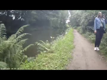 ホモと見る歩行者とすれ違う時に池へ落ちるチャリカス