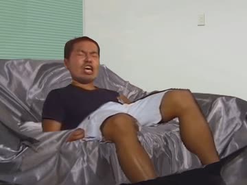 ソファがフカフカ過ぎて埋もれる先輩