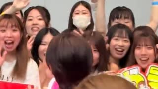ホモと見る身長164センチのアイドルに群がる女たち