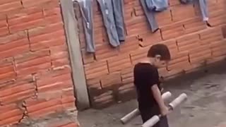 ホモと見るダンベルで腹筋を鍛える少年