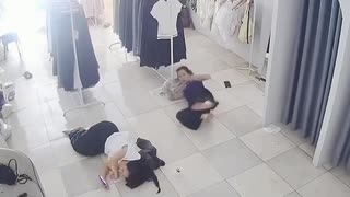 ホモと見る寝ている女のパンツの中に侵入するネズミ