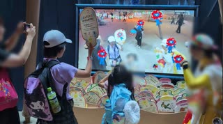 【家族旅行】大阪・関西万博：いのちの遊び場　クラゲ館でモニターにカードを映して遊ぶあい♥ミャクミャクがいっぱい出てきました♬