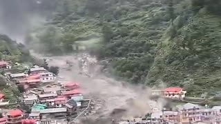 ホモと見るインドで集中豪雨により発生した洪水