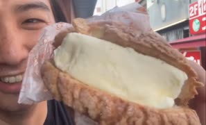 ムサシのグルメ「1日4000個売れた！？メロンパンアイスを食す」in浅草