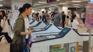 ホモと見る改札のちいかわがうるさ過ぎる香港の地下鉄