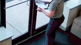 ホモと見る店の扉に鍵をかけて脱出ゲームを開催する陰キャ