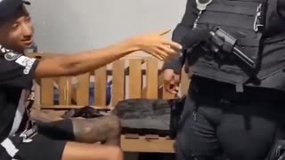 ホモと見る警官の銃を抜く陽キャ