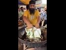 ホモと見るプラスチックの袋ごと油で揚げるインドの屋台