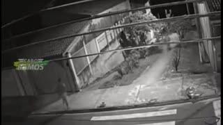 ホモと見る妻から逃げる夫と犬から逃げる猫と警察から逃げる泥棒が映った監視カメラ
