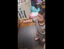 いたずらをする10ヶ月の孫