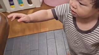 いたずらをする10ヶ月の孫