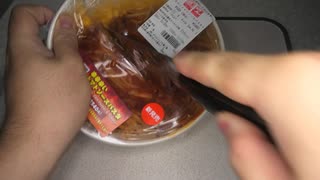 セブンイレブンの真夏のグルメ旨辛界隈の辛辛辛いトマトソースパスタを切りました。　#セブンイレブン #旨辛界隈 #トマトソースパスタ