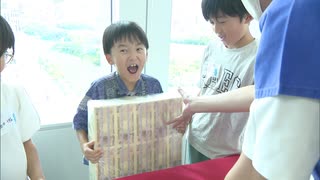 １億円の重さは？　夏休み中の子どもたちが銀行で体験　福岡市