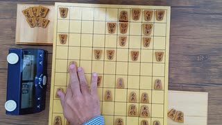 将棋　リアル一手30秒将棋31※途中画面が傾きます。（後手、奥側）四段　東畑直希（居飛車～△６四銀急戦）対　門屋（四間飛車～片美濃）　
