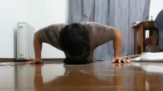 腕立て170回　ぼっち筋トレ 腕立て伏せをする男