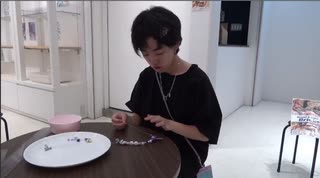 【作ってみた】世界でたったひとつのビーズアクセサリーが作れるお店でスマホストラップを作るあい♥ビーズの向きが逆さになっていてやり直しました…