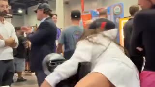 女vs直進するロボット