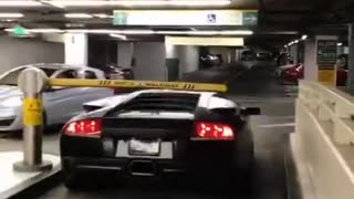 ホモと見る駐車場のゲートをすり抜けるランボルギーニ