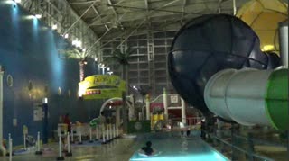 【家族旅行】スパワールド：夜から入場したので３連休でもかなり空いていました!!プールで泳ぐあい♥