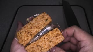 セブンイレブンの真夏のグルメ旨辛界隈のジワジワ旨辛のにんにく＆黒胡椒のキムチチャーハンのおにぎりを切りました。　#セブンイレブン #旨辛界隈 #キムチチャーハン #にんにく #黒胡椒 #おにぎり