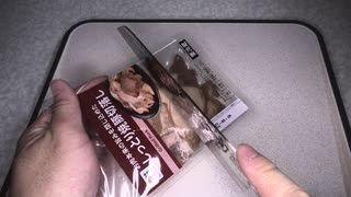 セブンイレブンのお肉本来の旨味を閉じ込めたしっとり焼豚切落しを切りました。　#セブンイレブン #焼豚