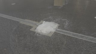 大雨でマンホールから水が噴き出してる... #大雨 #マンホール #福岡 #粕屋町