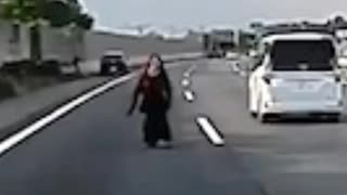 ホモと見る高速でいきなり飛び込んでくる女