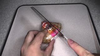 オリジンの鶏そぼろのおにぎりを切りました。　#オリジン #鶏そぼろ #おにぎり
