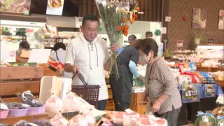 「お盆市」福岡市の市場で開催　切り花や朝採りの野菜や果物並ぶ