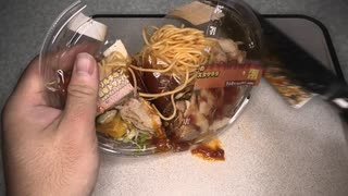 セブンイレブンの真夏のグルメ旨辛界隈のグリルチキンの旨辛トマトパスタサラダを切りました。　#セブンイレブン #旨辛界隈 #グリルチキン #旨辛トマト #パスタサラダ