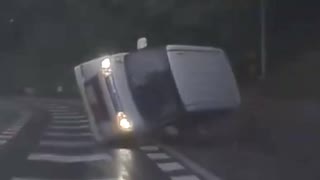 ホモと見るなんでもない道でいきなり横転する軽ワゴン車