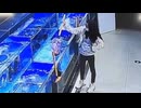 ホモと見る値下げ交渉目的で売り物の魚を痛めつける女