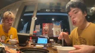 【ぽんちゃん】食べることだけが趣味だと豪語するだけあって、豚肉の生焼けもお構いなしに開いた口を閉じることなく食べ続けていた【ニコ生】