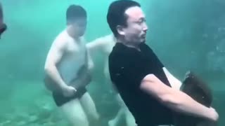 ホモと見る岩を担いで水中を走る陽キャ