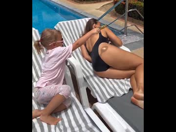 ホモと見るルーペでケツを照らすメスガキ