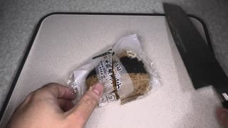セブンイレブンの丸ごと半熟煮玉子のおにぎりを切りました。　#セブンイレブン #半熟煮玉子 #おにぎり