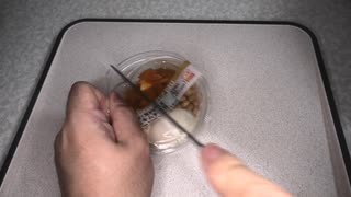 セブンイレブンのたんぱく質が摂れる温玉キムチ納豆を切りました。　#セブンイレブン #たんぱく質 #温玉 #キムチ #納豆