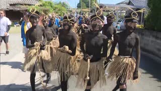 全身にすすを塗り真っ黒になった子供たち　街を練り歩く　奇祭「盆綱曳き」福岡県筑後市で