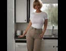 【生成AI】AIパツキン女性にキッチンで手を振らせてみた動画2