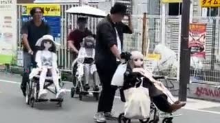 ホモと見る人形を連れ回す謎の集団