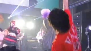 ホモと見るライブの最前線で飛び跳ねる邪魔なやつ