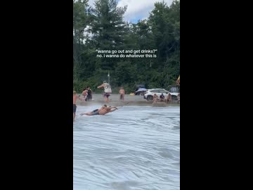 ホモと見るショベルカーを使った陽キャの水遊び