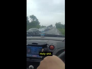ホモと見るガソスタに並ぶロシア人の車列