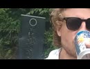 ホモと見る日本のお墓のお供え物を勝手に飲んでしまう外人配信者