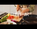 woman chopping colorful bell peppers　田中鉄也オンド.com