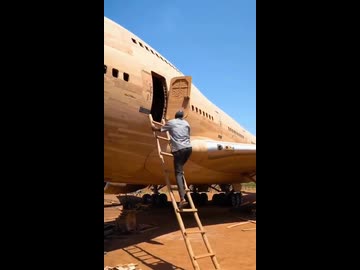 ホモと見るアフリカ人が作った木造ジャンボジェット機