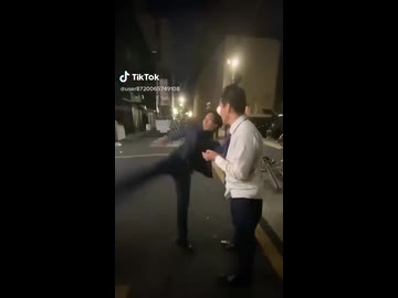 ホモと見る人気ホストの華麗なハイキック