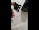 M16を発注したのに届いたのは自転車用の外付けLEDライトだったが、これで任務を遂行しようとするゴルゴ13を演じたニート・ひきこもり