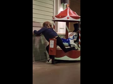 女vsメリーゴーランド